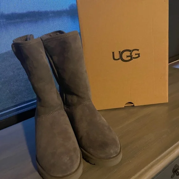 Ugg boots NWT - Picture 1 of 8
